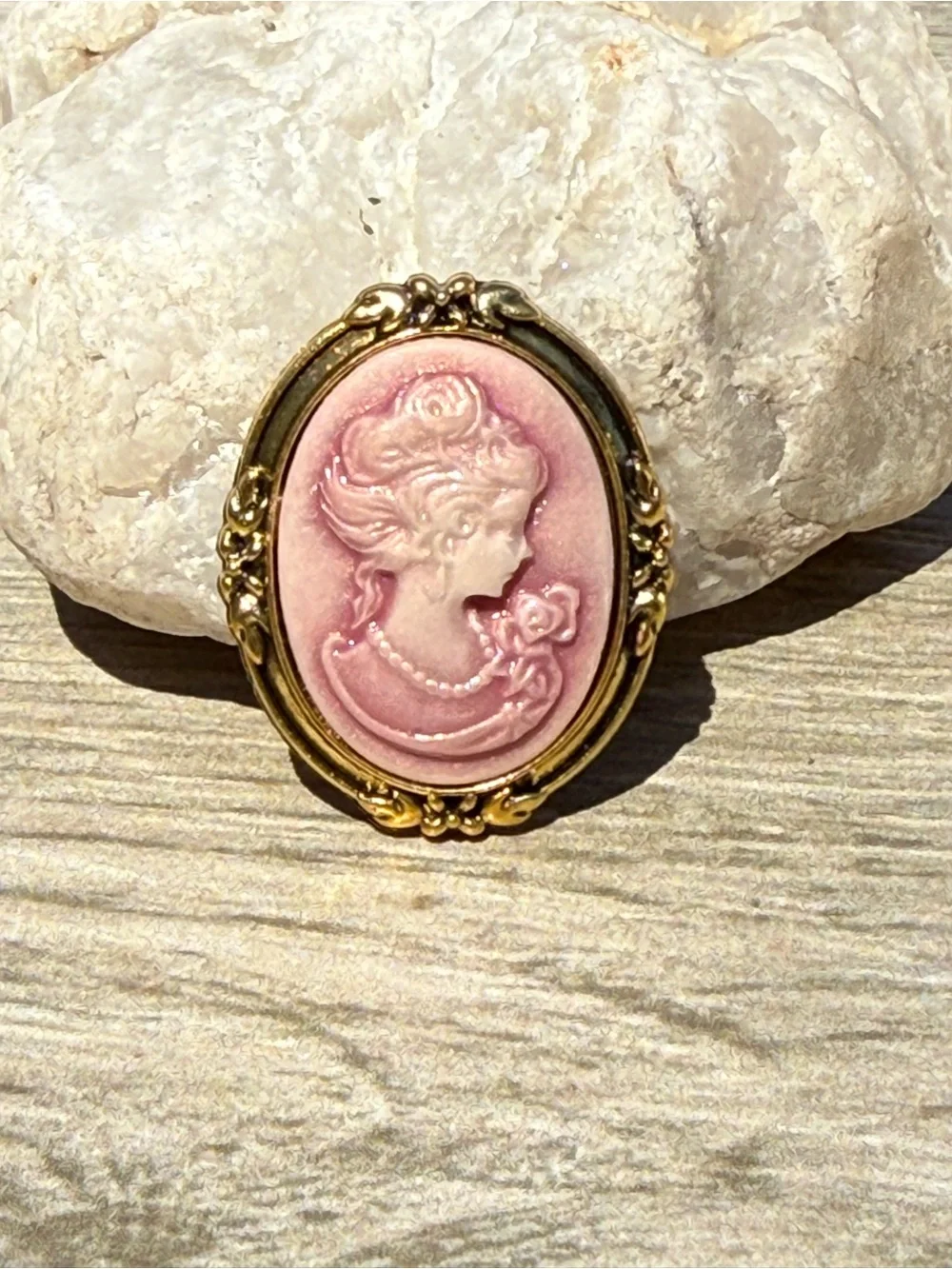 NWOT Vintage-style pink cameo brooch Victorian Raised Lady